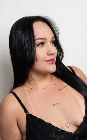 Sou atenciosa, super tranquila, estilo namoradinha e sem frescuras. Cheia de fogo e amor pra da, venha me conhecer!