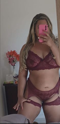 Atendo todos os dias de 8 às 22 horas…Muito prazer meu nome é Alice sou gordinha, estilo mulherão cheirosa educada e simpática , estilo namoradinha ,adoro ser chupada e faço um oral impecável babadinho e demorado você vai adorar veja os comentários sobre o meu atendimento e veja as fotos do meu local, sou a mesma das fotos talvez pessoalmente até melhor…atendo sozinha meu local é discreto e confortável com garagem…tabelinha de preços no WhatsApp….vendo fotos , vídeos e faço ligação de vídeo mediante pagamento via (pix)