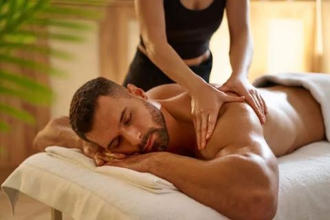 ✨ **Olá, sou Sofia!** ✨
Recém-chegada à linda cidade de **Maceió**, estou atendendo na **Ponta Verde** 🌴

Sou **massoterapeuta profissional** e trabalho com **técnicas especiais de massagem** voltadas para o bem-estar físico e mental.
Minhas sessões proporcionam **relaxamento completo**, alívio de **dores musculares**, redução do **cansaço** e renovação da energia vital.

💆‍♀️ **Técnicas disponíveis:**

* Massagem Tântrica
* Massagem Tailandesa
* Massagem Nuru
* Vivência Gold

Atendo em um **local discreto, confortável e climatizado**, com **lençóis descartáveis** e todo o cuidado necessário para garantir a sua **segurança e conforto**.

✨ Atendimento totalmente **personalizado**, pensado para o seu relaxamento e equilíbrio.
