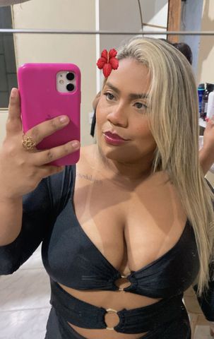 Para quem gosta de mulher de personalidade, postura, um enigma no fundo dos olhos e uma malícia. 