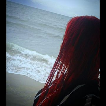 Baixinha 1,58 quadril grande bumbum grande peito pequeno coxa grande cintura fina cabelo vermelho olhos claros tatuada estilo namoradinha safada 