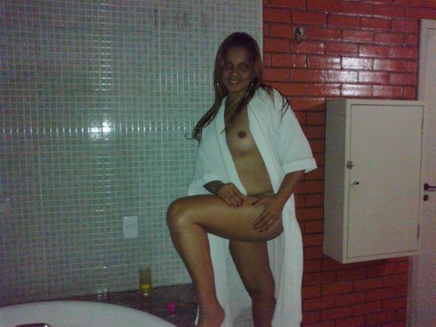 Olá Faco um oral bem gostoso 😋 com preservativo e um vaginal.Gosto de satisfazer meus clientes.Atendendk em motel e as vezes no meu local.faco tb vídeo chamada,vendo vídeos.venha me conhecer..