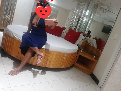 Sou morena  baixa  estrovertida  gosto de conversar  sou carinhosa facos viajes curtas 