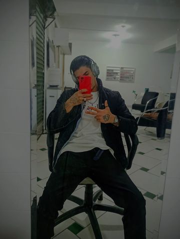 Sou ativo, educado, recém chegado na cidade do Paraná em Curitiba aproveitem...