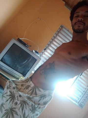 Pretinho alto magro tattooado pronto pra realizar seus desejos tenho 25 anos solteiro sou de São José dos Campos bora trocar um papo marcar pra sair  98713