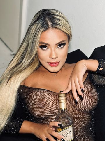 Oi meu amor sou a Amanda , uma linda mulher, sensual e gostosa com aquele atendimento todo carismatico e safado. Sou totalmente sem frescuras, meu atendimento é com beijos e abraços quentes e saborosos, sem falar no meu oral que é sensacional, todo babadinho e guloso.. e se pagar a mais ainda tem um anal sensacional! 