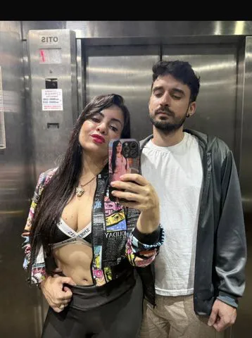 Você merece um momento exclusivo para desligar do mundo exterior, aliviar as tensões acumuladas e renovar a sua energia. O meu trabalho é focado em proporcionar uma experiência de acolhimento e profunda renovação para mulheres que buscam cuidar do corpo, da mente e elevar a sua autoestima.
Com um atendimento 100% terapêutico e estritamente profissional (sem qualquer conotação sexual), ofereço um ambiente seguro, respeitoso e planejado para que você se sinta totalmente à vontade.
Especialidades Criadas para o Seu Bem-Estar:
 Massagem Relaxante: Perfeita para desacelerar a mente, reduzir o estresse do dia a dia e devolver o equilíbrio ao seu corpo.
 Terapia com Pedras Quentes: O calor das pedras penetra profundamente nos músculos, promovendo um relaxamento intenso e melhorando a circulação.
 Ventosaterapia: Ideal para aliviar dores musculares, oxigenar os tecidos e liberar as toxinas acumuladas no organismo.
 Liberação Miofascial com Pistola: Tecnologia e toque terapêutico combinados para desfazer os nós de tensão crônica e devolver a flexibilidade muscular.
 Terapia Vibracional: Atua no campo energético e físico, trazendo uma sensação única de paz, harmonia e alívio profundo.
Por que agendar o seu momento?
Mais do que aliviar dores físicas, o toque terapêutico é uma ferramenta poderosa de reconexão. Cuidar de si mesma é o primeiro passo para fortalecer o amor-próprio. Permita-se vivenciar essa jornada de relaxamento e saia renovada, leve e com a autoestima elevada.