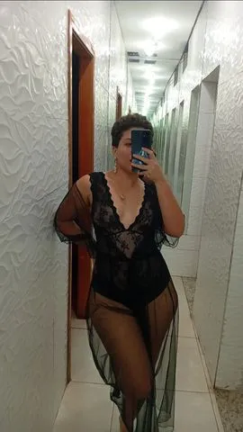 Não sou exatamente o tipo óbvio… e acho que isso fica claro logo de cara.

tenho um jeitinho leve, mas com personalidade. não preciso forçar nada — eu sei o efeito que causo, e gosto disso. sou mais natural, mais tranquila… mas não se engane, tem intensidade aqui também.

não sou de personagem. sou eu mesma: direta, às vezes doce, às vezes provocante. gosto de homens decididos, que chegam com atitude, mas que também sabem apreciar o momento sem pressa.

pra mim, a conexão faz toda a diferença. o jeito que você chega, o cuidado, a intenção… tudo isso conta.

sou simples no que precisa ser, mas sei exatamente onde entregar algo a mais. tenho meus limites e levo isso a sério — mas dentro deles, você encontra uma experiência envolvente, leve e ao mesmo tempo marcante.

não é sobre ser perfeita… é sobre ser de verdade.

se você entendeu a vibe, acho que a gente pode se dar bem. 💫