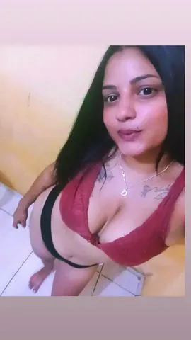 cheio de curvas que vão te deixar sem fôlego. Minha pele é macia, meu toque é envolvente e minha presença é daquelas que ficam na memória.

Aprecio um bom vinho e adoro proporcionar momentos intensos, com química de verdade e entrega na medida certa. Comigo, não é só um encontro é uma experiência que você vai querer repetir.

Tenho seios grandes e naturais, bumbum redondinho e um jeitinho provocante que conquista naturalmente.

