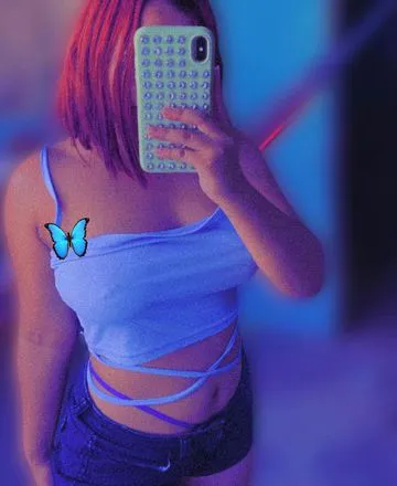 Sou parda cabelo preto ,tatuada, vendo conteúdos 
faço vídeos chamada.
