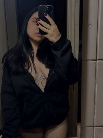 Sou do tipo que provoca sem precisar dizer muito. Gosto de conexão intensa, de olhares que queimam e conversas que terminam em suspiros. Tenho uma energia doce na superfície e fogo por dentro — descubra qual lado aparece primeiro.