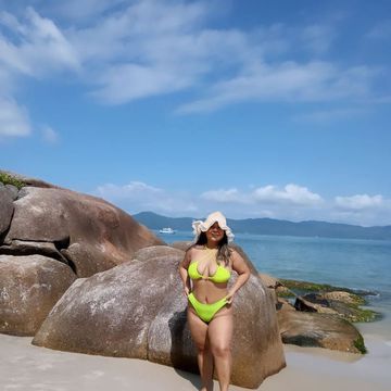 Gordinha carinhosa e romântica adoro beijinhos, ficar agarradinha, um amor gostoso durante o filme, fazer carinho no cabelo.... Faço anal e oral  ....  Atendo no bairro Itacorubi na minha residência... 

Valor a combinar 