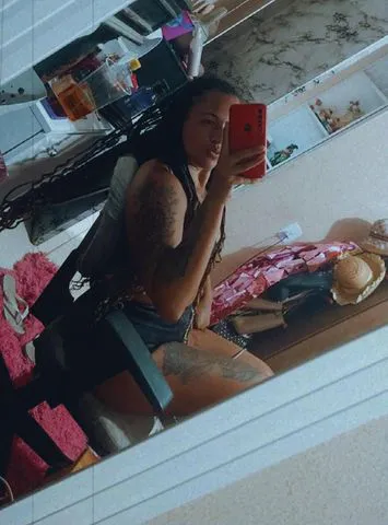 Morena tatuada prontinha pra te satisfazer 😈🥰