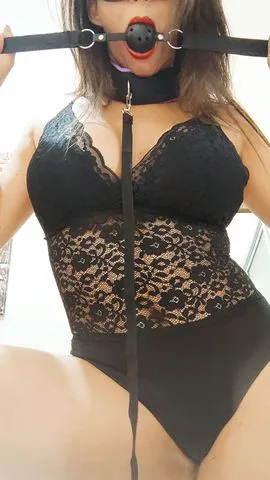 Aqui o calor é garantido 🔥. Gosto de quebrar a rotina e realizar fantasias. Sem tabus, mas com muito respeito às regras da casa. Quer ir além? Chama no privado ou confira os links abaixo. 😈"