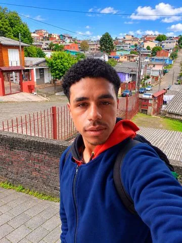 Acompanhante Masculino 

Tenho 31 anos, sou um homem tranquilo, simpático e carinhoso. Gosto de conhecer homens de diferentes cores, estilos, origens e características físicas. Para mim, o mais importante é a química, a atração e a forma como nos tratamos, sem preconceitos.
Gosto de homens gentis, atenciosos, tranquilos e respeitadores. Não fumo nem bebo bebidas alcoólicas e prefiro pessoas que também não tenham esses hábitos.
Valorizo a discrição, a sinceridade e o respeito mútuo. Quero conhecer pessoas de boas energias e compartilhar momentos agradáveis, com carinho e naturalidade. Não aceito violência, agressividade ou pressão para ultrapassar os meus limites.
❤️ Se procuras uma companhia agradável, com respeito, carinho e uma boa conexão, será um prazer conhecer-te!