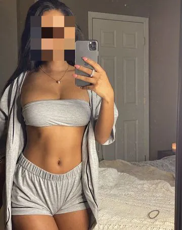 Sou uma mulata quente,magrinha,
toda natural, do jeitinho que você gosta... 
Tenho um oral babadinho e guloso até o final!
Vem se deliciar comigo!
