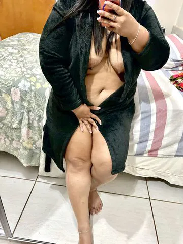 Oi amor, tudo bem? Sou uma gordinha carinhosa, atenciosa, cheirosa, estilo namoradinha e o que você quiser que eu seja. Trabalho no sigilo total e sou discreta. 
Vamos pra uma brincadeirinha hoje?

Não perde tempo e me chama no WhatsApp para mais informações e marcar seu horário.  😈😈