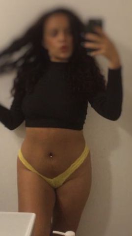 
Sou o tipo de mulher que te ouve, te entende…
E te faz esquecer do mundo só com um olhar.

Conversas gostosas, risadas leves, toque suave.
Momentos sem pressa, com presença de verdade.
Companhia real — não é só sobre o corpo… é sobre sentir.

Me desloco até você com descrição e carinho.
Valorizo homens generosos, educados e que sabem cuidar.

Se você procura mais do que uma noite…
Talvez tenha encontrado.