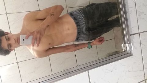 homens Guarulhos - SP 23 anos Jovem de 21 anos anunciante magro Alto Branco tatuado. Chama no Whatsapp que agente desenrola sem local 