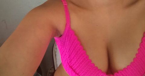 Sou uma Morena cacheada linda corpão vem me conhecer sou tranquila no atendimento faço estilo namoradinha bj serei sua namoradinha 🔥