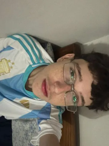 Universitário, 1,73 m e 54 kg. Tenho uma personalidade tranquila, discreta e gosto de proporcionar uma experiência leve e agradável. Prezo muito pela higiene, respeito e pelo conforto. Busco que cada encontro seja único, com atenção aos detalhes e uma boa conexão.