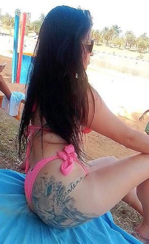 Sou baixinha  
Prestativa 
Cabelos comprindos 