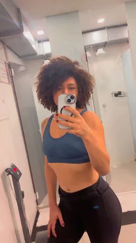 Ola meus amores , muito prazer me chamo Emilly, tenho 27 anos e tenho 1,70 de altura e 68 kilos e um corpo todo natural e delicioso. E um sorriso encantador. Tenho curvas bem deliciosa corpinho de violão, bem gostosa e natural. Sou uma ótima companhia.
Sou bem safadinha, mas posso ser romântica, você que escolhe , meu bem. Adoro fazer um sexo vaginal bem gostoso e faço um oral bem caprichado e uma espanhola maravilhosa.. você irá adorar gozar bem gostoso comigo! Venha provar dessa mulher gostosa e peludinha, garanto que sairá satisfeito. Atendo em local super discreto no campo belo na zona sul de São Paulo 
