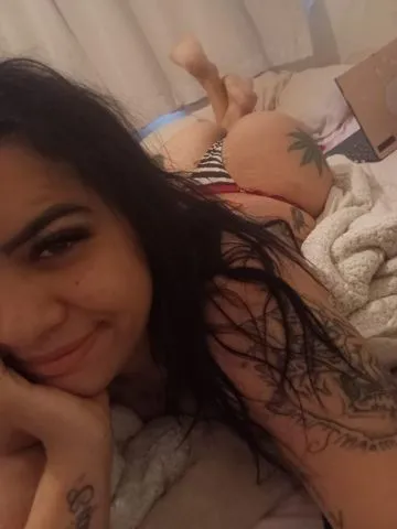 Chamada de vídeo e Vendas de Conteúdo Adulto. Moreninha tatuada gostosa bem safadinha de 1,58 de altura, do bucetão greludinho bem avantajado e apetitoso, tenho piercing na buceta. Realizo alguns fetiches. Faço rapidinha 15 min 80,00 e 30 min 100,00, Atendo casais, Faço um boquete delicioso bem babadinho beijo faço estilo namoradinha. Cobro 150,00 a hora.