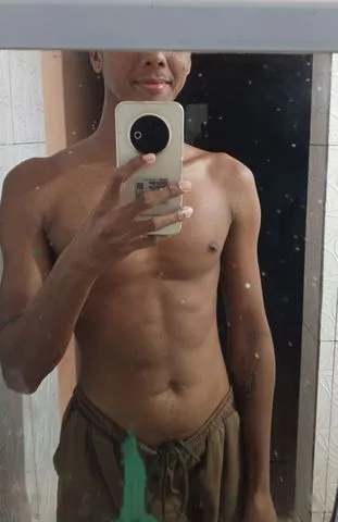 Moreno magro que ama enfiar até o talo.
Vamos gozar gostoso? Chama aí.