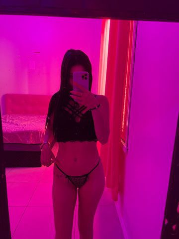 💋 Eu Não Sou Um Anúncio. Sou Um Aviso. 💋

Você estava rolando a tela sem esperar nada…
Mas algo te fez parar aqui.
Talvez meus olhos. Talvez meu corpo. Talvez só a sua intuição.

Sou o tipo certo no momento errado…
Ou o erro que você vai querer repetir.

Pequena no tamanho. Imensa no efeito.
Discreta como um segredo bem guardado.
🔥 Perigosa como um desejo negado.

Nada aqui é automático. Cada toque, cada olhar, cada detalhe é pensado pra você sentir de verdade.

Atendimento com hora marcada, ambiente reservado, sem barulho, sem pressão.
Porque quem vem até mim, não quer quantidade — quer qualidade.