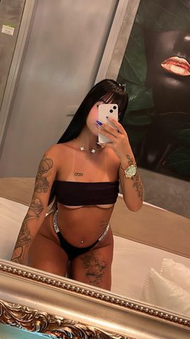 Magrinha tesuda da barriguinha seca, peitinho pequeno, uma bucetinha doce apertadinha e uma bunda redondinha gostosa demais. Amo 69 e chupo muito gostoso,
Sou bem safada gemo gostoso cavalgo muito, adoro que coloque tudinho. Quero te dar uma SURRA DE BUCETA. Sou Novinha insaciável no sexo, Minha bucetinha é bem gostosa! Toda linda e bem putinha chupo lentamente deixando babadinho de tesão… Alto nível! Mignon com corpo escultural! Para homem de bom gosto! Educada, prezando por atendimento de qualidade!