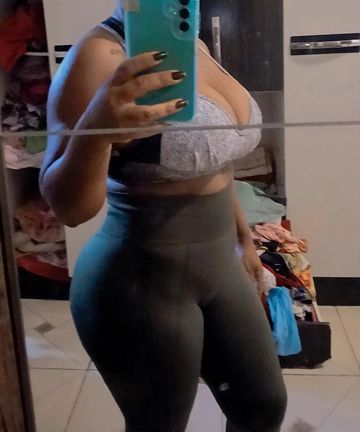 Morena baixinha , 1,40 de altura , cabelo cacheado .
Peitao , bundao. 