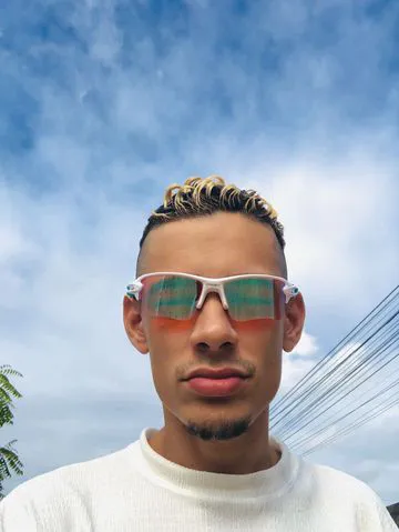 Sou alto e magrinho, tenho local mas atendo a domicílio tbm, me chama no zap 