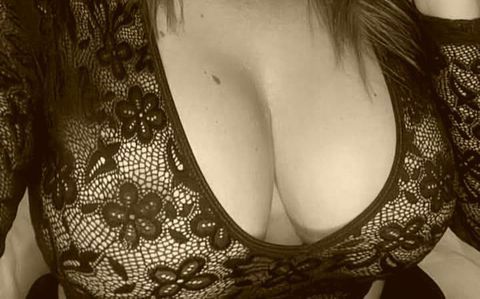 Procuro novas amizades tenho 164 68kl sou morena clara 
