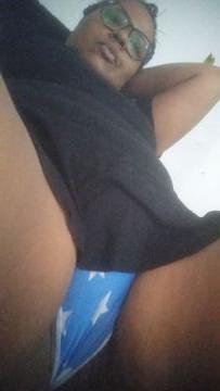 Oi sou gordinha, 1.67 de altura e 90kg
Pra quem não curte mulher grande não me chame pq sou toda grandona
Sou ninfomaníaca amo gozar e muito
Tenho uma buceta bem molhada que gosto que chupe e depois me beije metendo a rola nela até eu gozar
Assim eu sinto meu gosto na sua boca
Vem sentir o mel da minha bct
Deixa eu gozar no seu pau te apertando gostoso e gemendo no seu ouvido