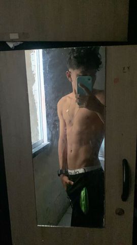 Novinho sem frescuras 
Temho local 
Sou discreto 
Atendo casal faço saída 