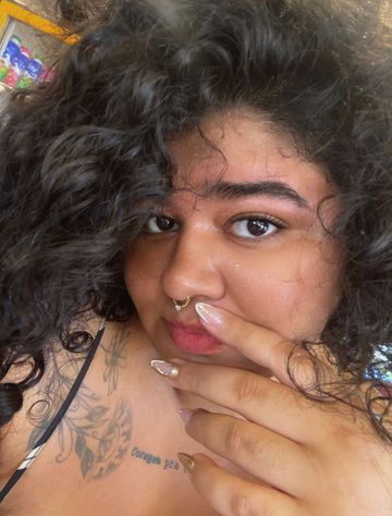 Olá, eu sou a Artemis, sua deusa da caça. Uma mulher estilo latina, de corpo quente e desejo nos olhos, acompanhante com um corpo plus size, com curvas nos lugares certos, um corpo natural e divino, seios grandes, bumbum grande, silhueta e um olhar que vão te tirar do sério.
Além do mais, sou uma mulher educada, que sabe dialogar, te deixar no clima e te fazer esquecer que você está com uma profissional, posso te divertir e te deixar exausto se quiser, mas também posso te relaxar e fazer você esquecer dos problemas por algumas horas.
Em matéria de fetiches não tenho problema com nada, fique à vontade para compartilhar comigo. Meu critério não é nada além de respeito, tenha isso em mente e será um prazer te conhecer.
Estou aqui na região de Acarape, em Teresina, venha se divertir e se aprazer comigo, é só me chamar pelo número de telefone 86988498475. Beijões.