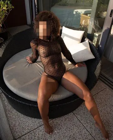 Sou uma linda Negra corpo gostoso , seios naturais e um rostinho que mistura doçura e malícia. Tenho um jeito safado que vai te deixar à flor da pele. Gosto de provocar, olhar nos seus olhos enquanto sento devagar, e te enlouquecer com meu jeito atrevido e carinhoso. Meu oral é molhadinho, caprichado e sem pressa. Gosto de te dar prazer até o último momento, até sentir você se entregar por completo. Adoro ficar de quatro, pronta para ser bem usada, com minha bucetinha lisinha e apertada. Me entrego com vontade e sem frescuras, sou intensa e dedicada em tudo o que faço. Te espero no meu local climatizado, discreto e seguro, vem me fazer gemer baixinho enquanto te deixo completamente satisfeito. No nosso encontro faço massagem relaxante. E adoro sentar de costas para você se deliciar com a minha bunda gostosa, me chame e aproveite.