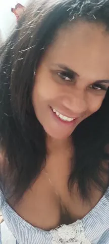 Avelã é intensidade, desejo e presença.
Um corpo que provoca antes mesmo de tocar, um olhar que prende, desafia e convida ao pecado. Cada curva conta uma história quente, cada movimento carrega intenção. Ela não pede atenção ela domina.

A pele morena marrom, o sorriso perigoso e a energia que exala fazem impossível passar ileso. Preta Avelã é para quem gosta do proibido, do lento, do arrepio que começa na nuca e termina sem aviso.
Aqui não existe pressa. Existe clima.
Existe jogo de olhares, respiração próxima, vontade contida e prazer prometido. Preta Avelã não se explica se sente.
Entre, mas saiba: depois de provar essa presença, nada mais é igual🔥🍯