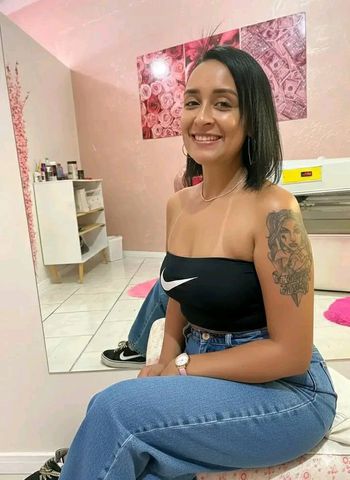 Moreninha bumbum grande seios médios apertadinha cochas grossas. 