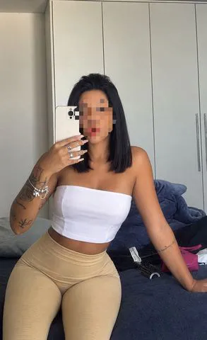 Sou uma mulata quente,magra ,
toda natural, do jeitinho que você gosta... 
Tenho um oral babadinho e guloso até o final!
Vem se deliciar comigo!

