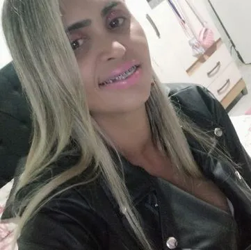 Loira bonita tatuada 