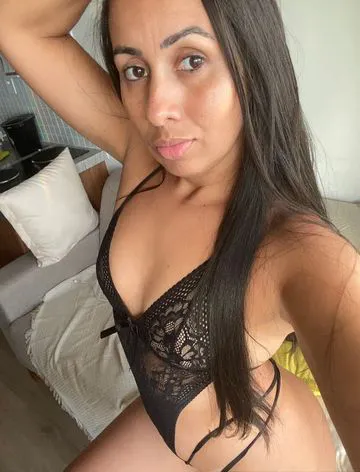 Sou uma companhia doce, atenciosa e sofisticada, perfeita para momentos em que você deseja leveza, conversa boa e uma presença marcante ao seu lado. Tenho um estilo naturalmente sensual, postura discreta e um cuidado genuíno em oferecer uma experiência agradável, respeitosa e memorável