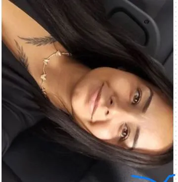 150 meia 💋  Biahh, morena sensual,de boa conversa. ✅Dona de um sorriso marcante e um jeito envolvente, adoro criar momentos únicos com muito carinho, atenção e discrição. Venha viver uma experiência inesquecível. ✨💕