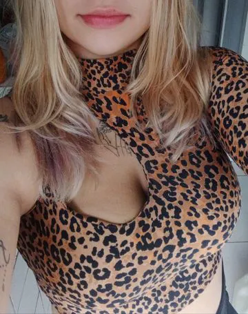 Oi amor sou uma loira tatuada, corpo natural, cheia de curvas e muito carinhosa. Adoro proporcionar momentos intensos e cheios de química para quem busca uma companhia especial. Tenho um jeito sensual e provocante, mas ao mesmo tempo sou muito simpática e atenciosa. Meu estilo é bem namoradinha, com bastante carinho, beijo e atenção para que você se sinta totalmente a vontade. Corpo natural e bem cuidado pele macia e perfume envolvente atendimento com calma e dedicação gosto de criar um clima gostoso, sem pressa, para que nosso encontro seja relaxante, divertido e inesquecível. Atendo homens educados e discretos que procuram companhia de qualidade e momentos de prazer com muita química. Local confortável higiene e discrição total fotos reais se você quer relaxar e aproveitar um momento especial, me chama que vou adorar te receber