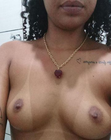 Morena alta cabelo cacheado peitinhos durinhos pronta pra lhe satisfazer. 