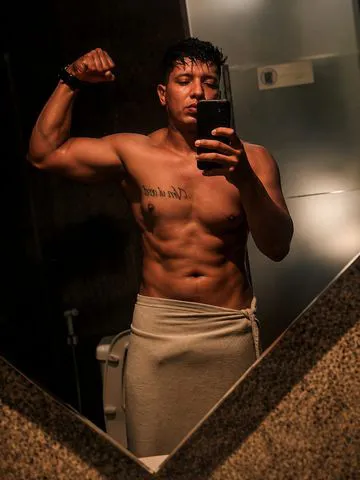 Leandro Pardo

Discreto, elegante e de excelente apresentação, Leandro Pardo oferece uma companhia agradável para momentos especiais. Com 1,83 m de altura, 85 kg e porte atlético, combina boa forma física, educação e simpatia para proporcionar uma experiência sofisticada e confortável.

Valoriza a discrição, o respeito e a boa conversa, adaptando-se a diferentes ocasiões, como jantares, eventos sociais, viagens e encontros reservados. Atencioso e pontual, busca oferecer um atendimento personalizado, sempre priorizando o bem-estar e a privacidade de quem o acompanha.

Se você procura uma companhia masculina de presença marcante, postura confiante e atendimento de alto nível, Leandro Pardo está à disposição para proporcionar momentos memoráveis com total profissionalismo e discrição.