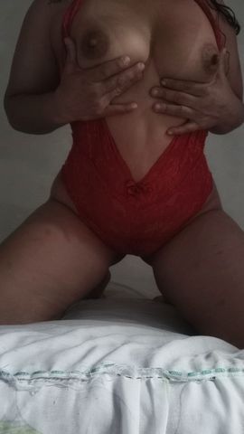 Sou conhecida por meu estilo namoradinha; adoro criar uma conexão verdadeira, cheia de carícias e momentos íntimos. Comigo, cada encontro é único, uma combinação perfeita de conversa agradável e momentos intensos.

Minha especialidade? Um boquete molhadinho que vai te fazer perder o fôlego, acompanhado de uma experiência inesquecível com minha bucetinha apertadinha, pronta para te enlouquecer de prazer.