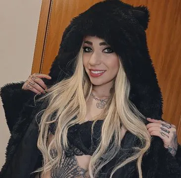 Lua ninfeta tatuda e lingua bifurcada  383124