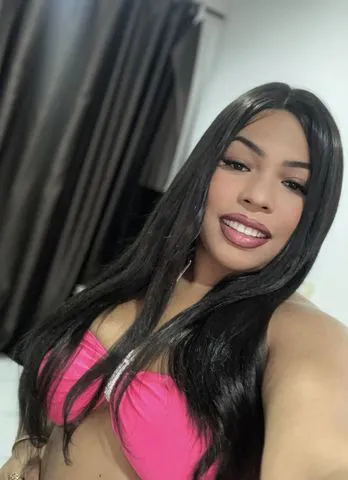 Sou o tipo de mulher que desperta curiosidade só com o olhar… e deixa saudade antes mesmo de ir embora.

Morena, envolvente e naturalmente sedutora, adoro criar um clima leve, íntimo e cheio de conexão. Cada detalhe é pensado para que você se sinta especial — desde o primeiro contato até o último momento.

Tenho uma presença marcante, um toque delicado e uma energia que mistura carinho com provocação na medida certa. Comigo, nada é mecânico… tudo flui de forma natural, intensa e inesquecível.

Discreta, cheirosa e extremamente atenciosa, valorizo a qualidade do encontro e o respeito mútuo.

Se você procura mais do que o comum, acabou de encontrar… 💫